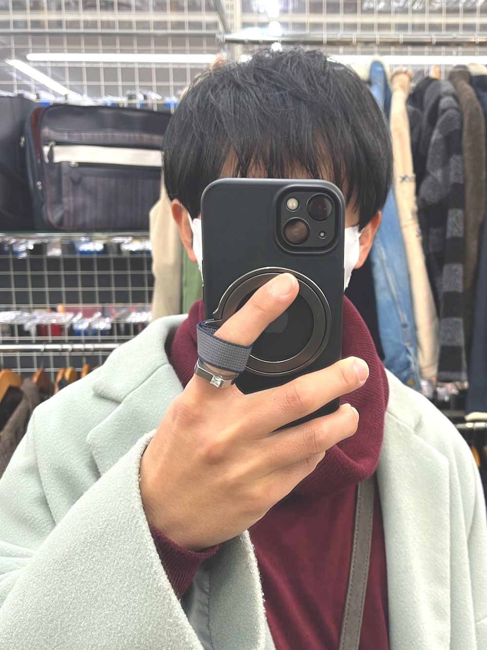 レッド系のニット/セーター、グリーン系のジャケット/アウター、グレー系のショルダーバッグを着用したメンズの冬コーディネートの4枚目の写真
