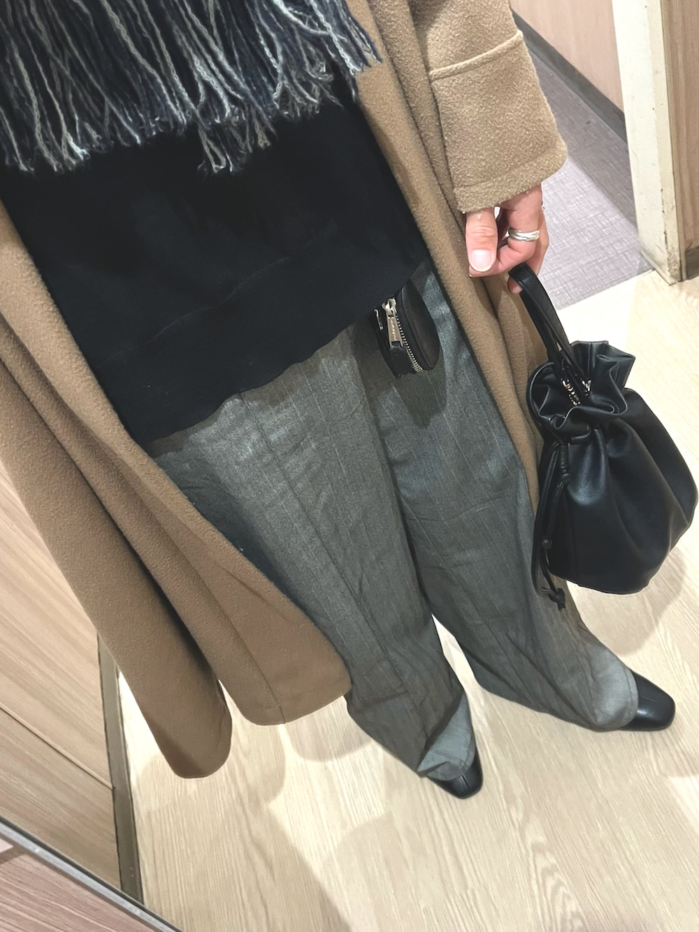 ブラウン系のジャケット/アウター、グレー系のスラックス、ブラック系のドレスシューズを着用したメンズの冬コーディネートの3枚目の写真