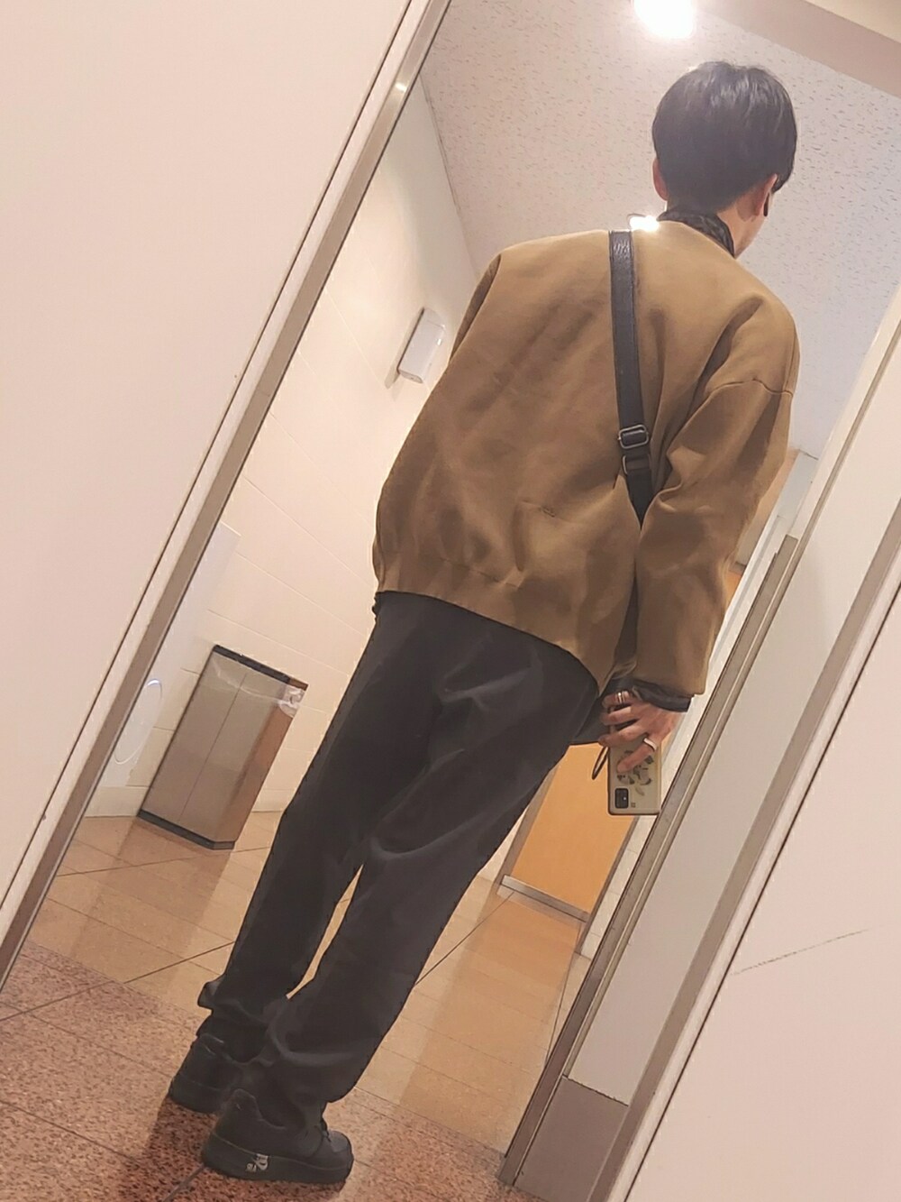 ブラウン系のパンツ、ブラック系のスニーカー、その他のシャツ/ブラウスを着用したメンズの春コーディネートの2枚目の写真