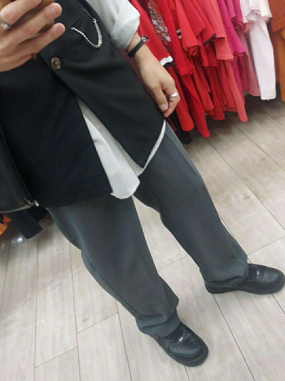 ブルー系のパンツ、ブラック系のスニーカー、ブラック系のショルダーバッグを着用したメンズの夏コーディネートの3枚目の写真