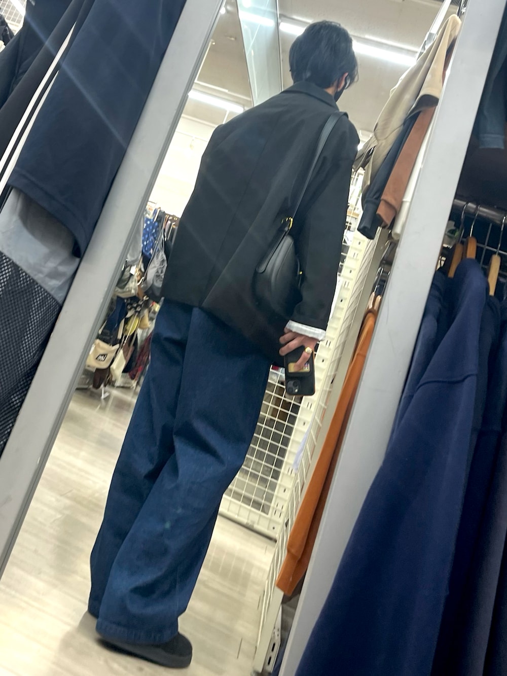 ブルー系のデニムパンツ、ブラック系のスニーカー、ピンク系のシャツ/ブラウスを着用したメンズの春コーディネートの2枚目の写真