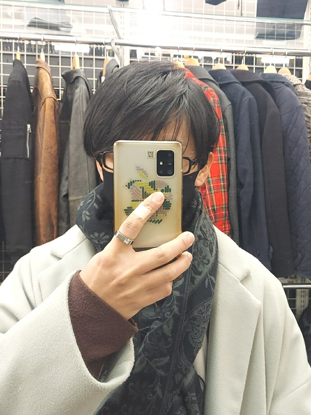 ブラウン系のパンツ、グリーン系のジャケット/アウター、ホワイト系のスニーカーを着用したメンズの冬コーディネートの4枚目の写真