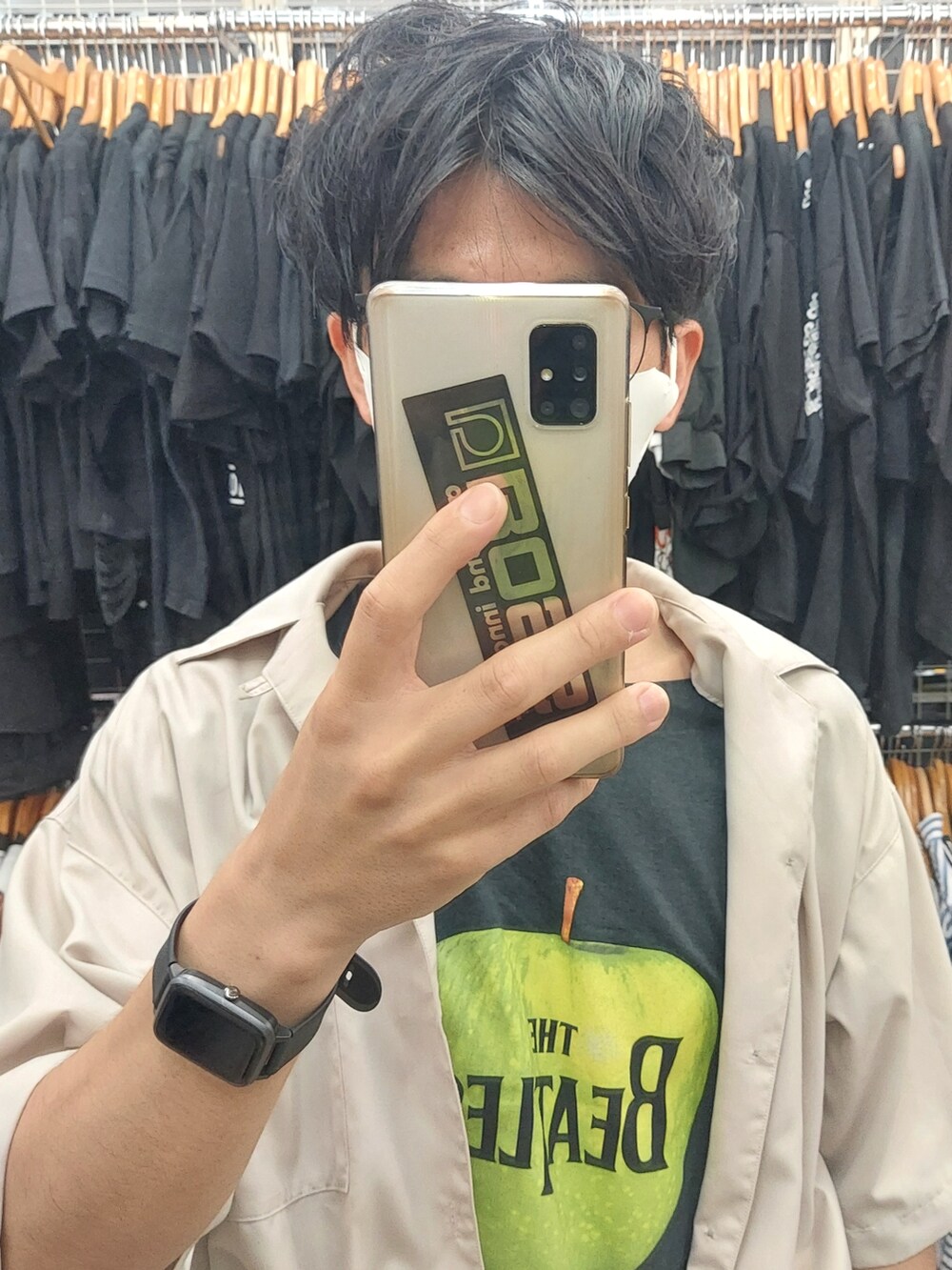 その他のスラックス、ホワイト系のスニーカー、ホワイト系のシャツ/ブラウスを着用したメンズの夏コーディネートの4枚目の写真