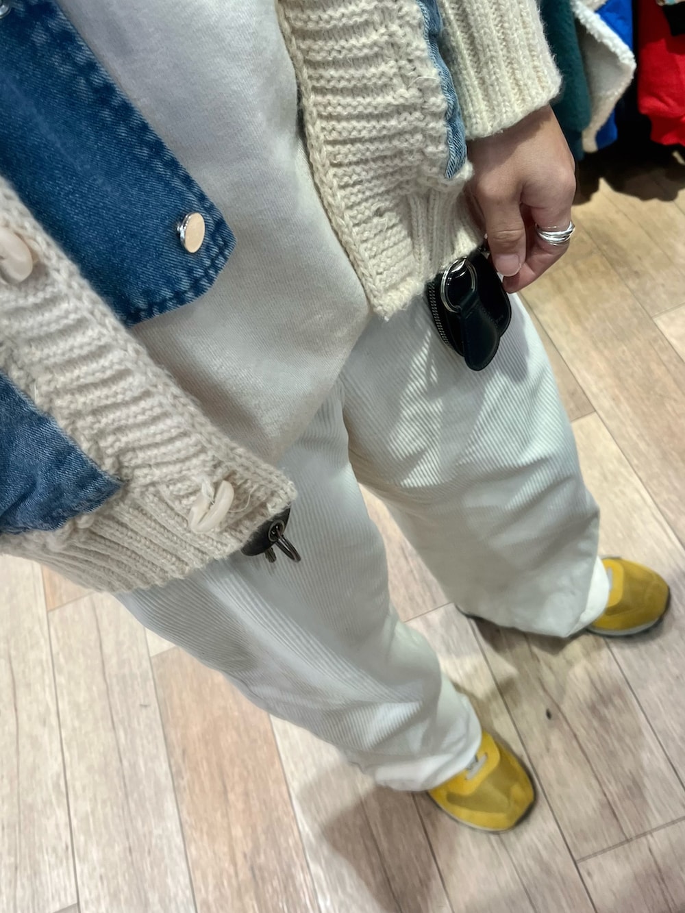 ホワイト系のパンツ、イエロー系のスニーカー、ブラック系のショルダーバッグを着用したメンズの冬コーディネートの3枚目の写真