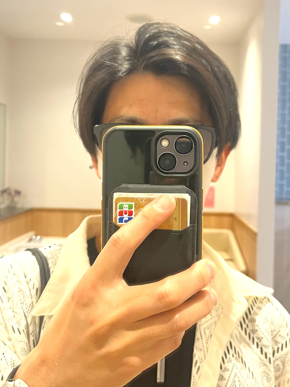 ブラック系のスニーカー、ブルー系のデニムパンツ、ホワイト系のシャツ/ブラウスを着用したメンズの春コーディネートの4枚目の写真