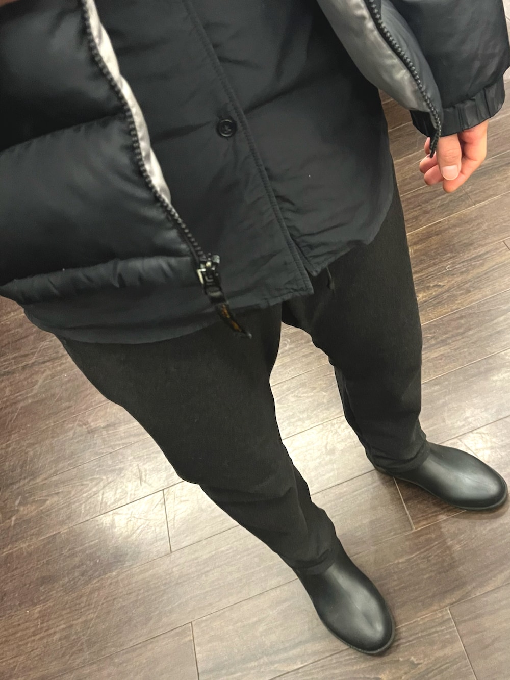 ブラック系のトップス、ブラック系のダウンジャケット/コート、グレー系のその他パンツを着用したメンズの冬コーディネートの3枚目の写真