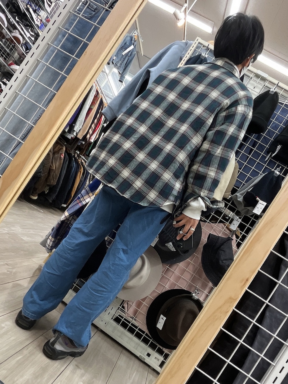 ブルー系のデニムパンツ、ブラック系のスニーカー、その他のシャツ/ブラウスを着用したメンズの秋コーディネートの2枚目の写真