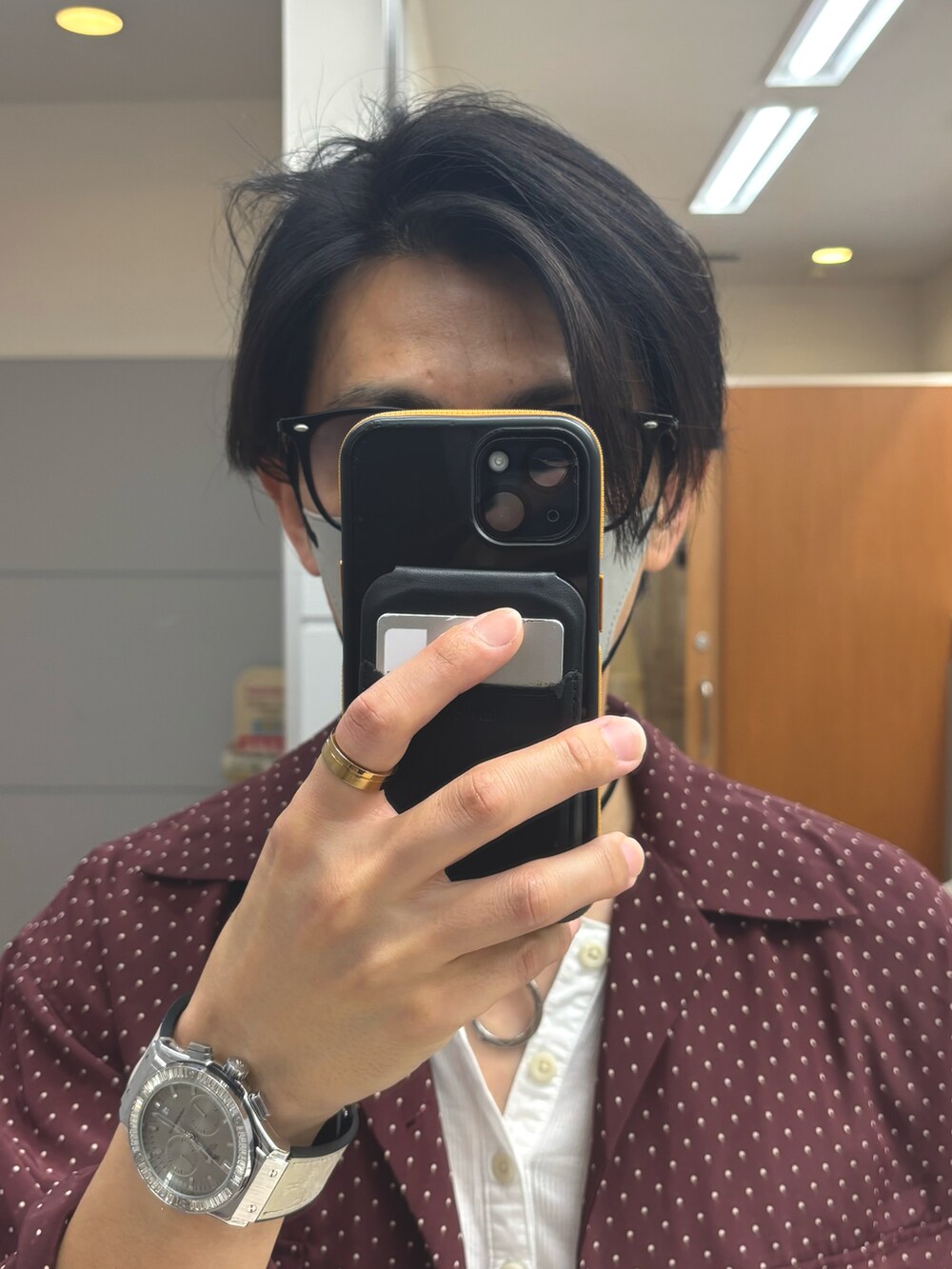 レッド系のシャツ/ブラウス、ブラック系のデニムパンツ、ベージュ系のハンドバッグを着用したメンズの夏コーディネートの4枚目の写真