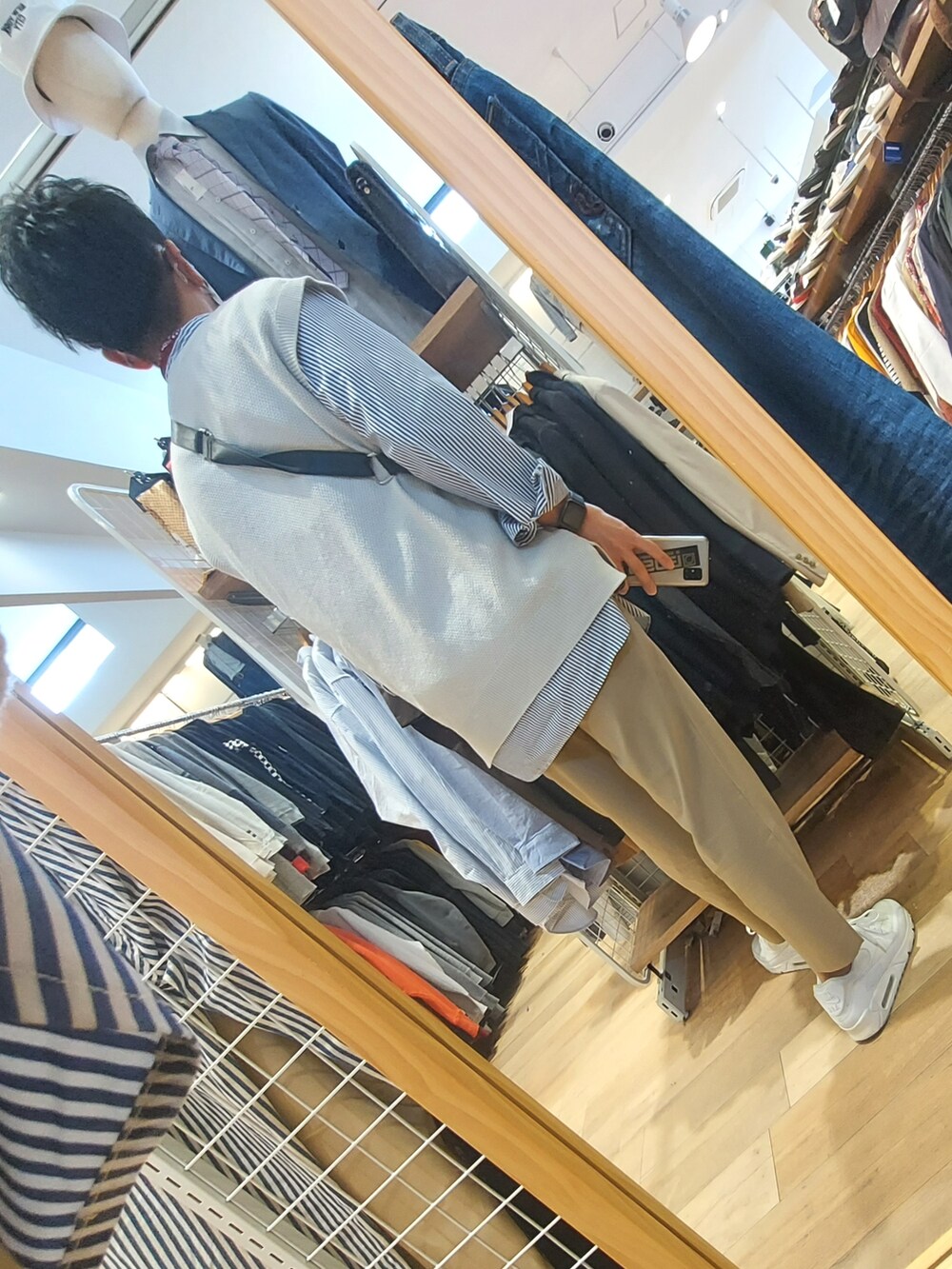 ホワイト系のスニーカー、ベージュ系のスラックス、その他のシャツ/ブラウスを着用したメンズの春コーディネートの3枚目の写真