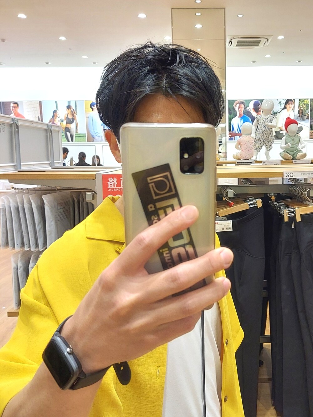ブルー系のパンツ、ブラック系のサンダル、ブラック系のショルダーバッグを着用したメンズの夏コーディネートの4枚目の写真