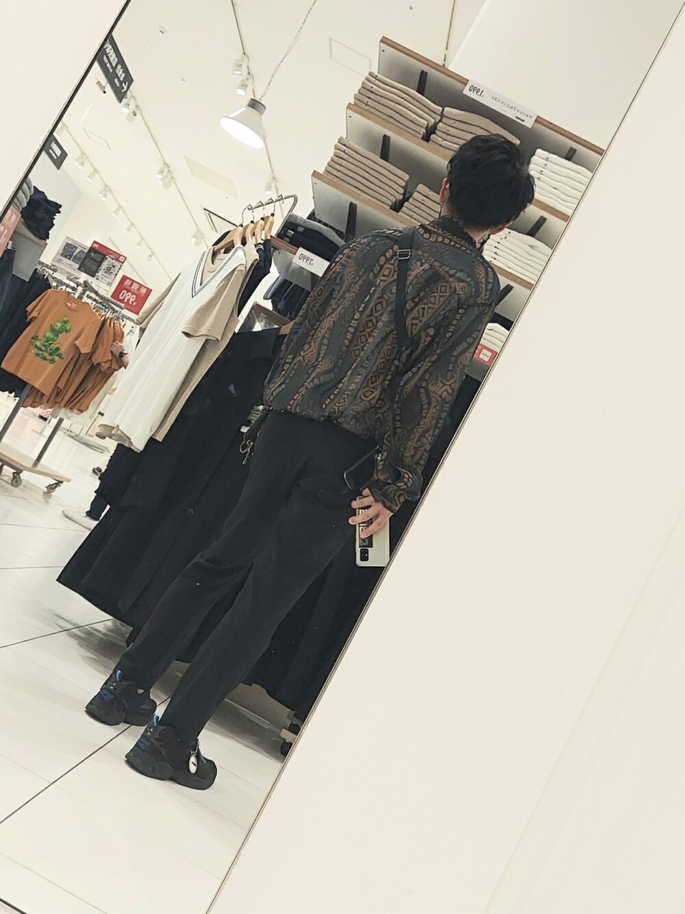 ブラック系のスラックス、ブラック系のスニーカー、ブラック系のボディバッグ/ウエストポーチを着用したメンズの夏コーディネートの2枚目の写真