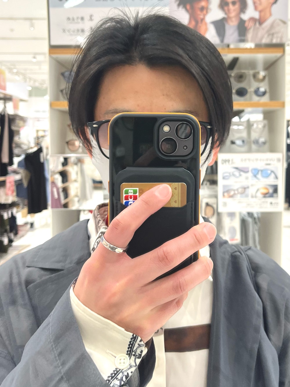 グレー系のデニムパンツ、グレー系のスニーカー、ブラック系のショルダーバッグを着用したメンズの春コーディネートの4枚目の写真