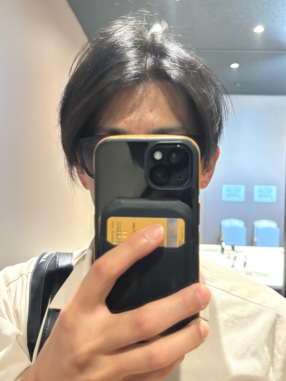 ブラック系のスラックス、ブラック系のサンダル、ベージュ系のシャツ/ブラウスを着用したメンズの夏コーディネートの4枚目の写真