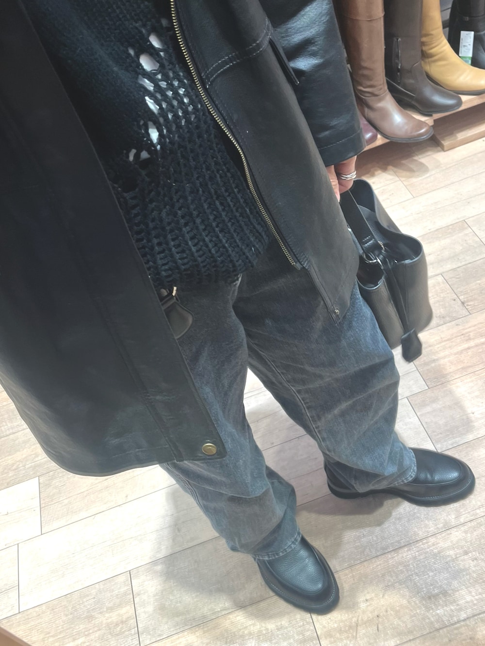 ブラック系のジャケット/アウター、グレー系のデニムパンツ、ブラック系のドレスシューズを着用したメンズの冬コーディネートの3枚目の写真