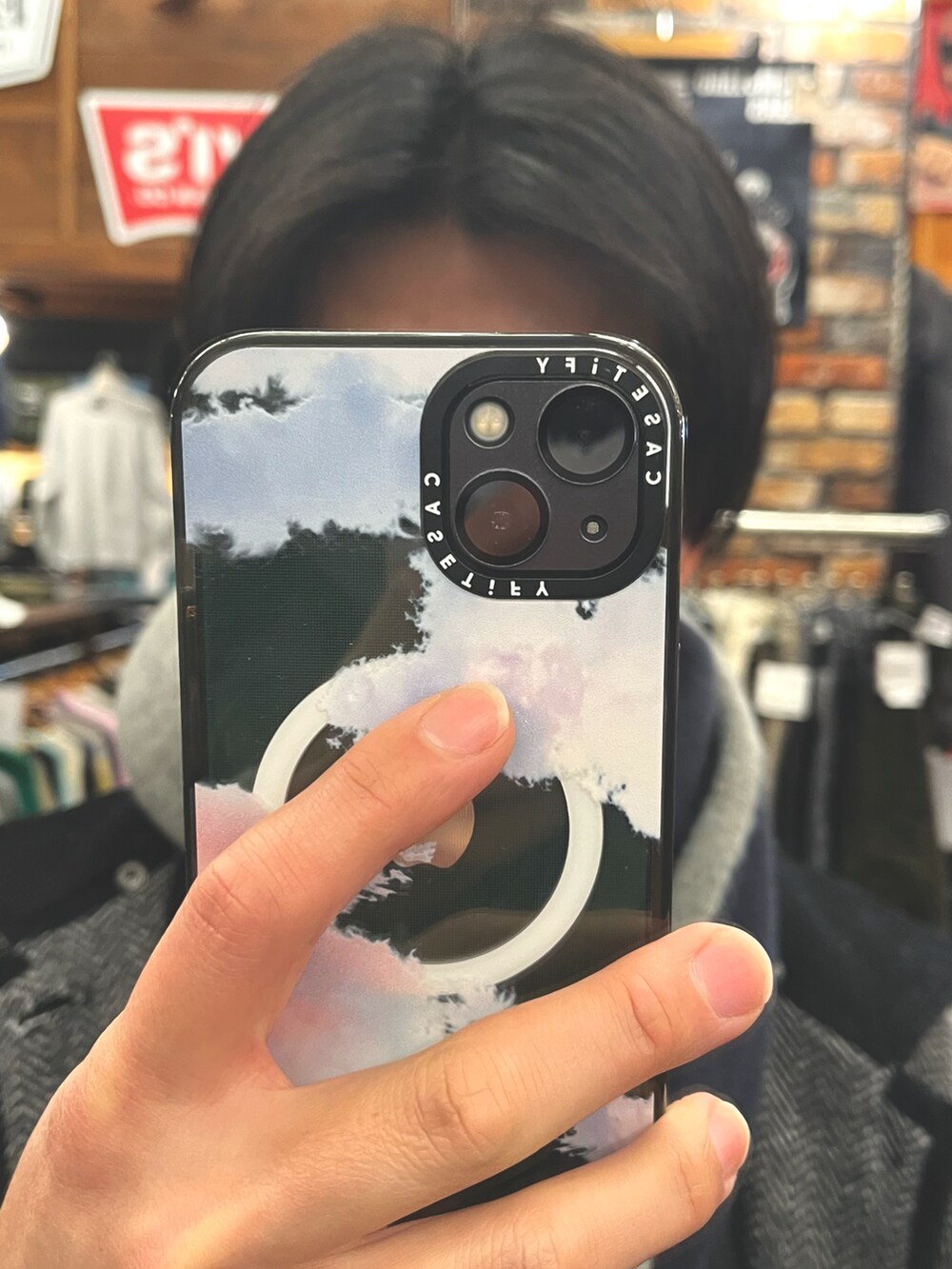 ブラック系のパンツ、ブラック系のローファー、ブラック系のトップスを着用したメンズの冬コーディネートの4枚目の写真