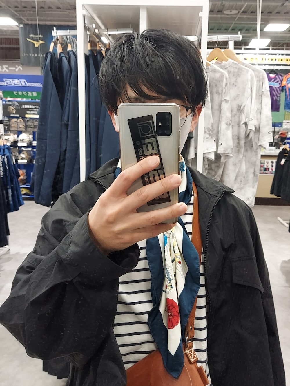 ホワイト系のその他パンツ、ホワイト系のスニーカー、ブラウン系のボディバッグ/ウエストポーチを着用したメンズの春コーディネートの3枚目の写真