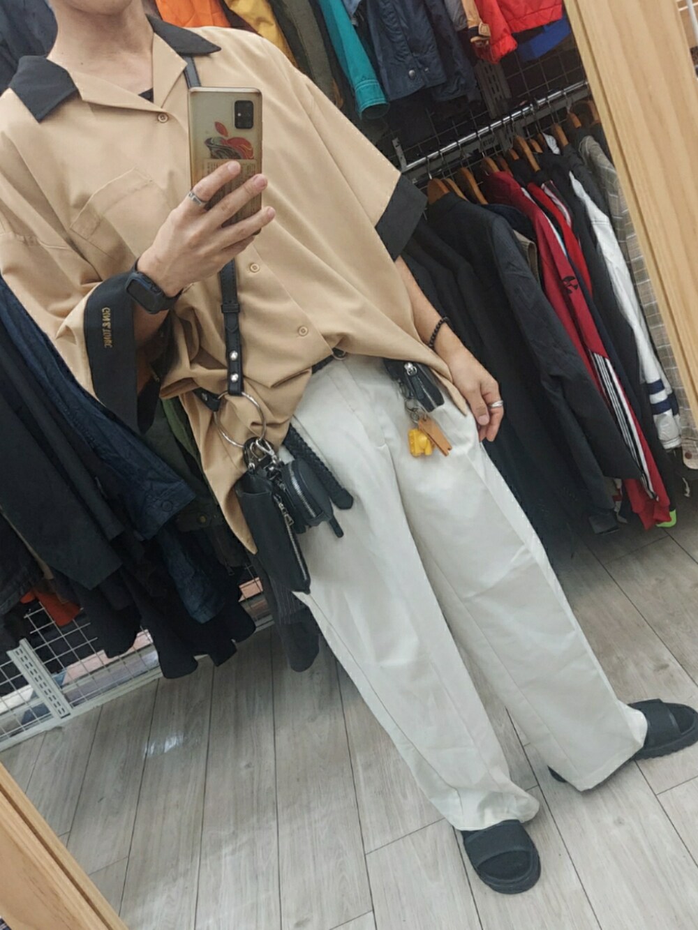 ブラック系のサンダル、ブラック系のショルダーバッグ、ベージュ系のシャツ/ブラウスを着用したメンズの夏コーディネートの5枚目の写真