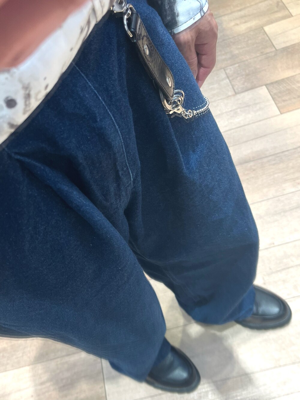 ブルー系のデニムパンツ、ブラック系のドレスシューズ、その他のシャツ/ブラウスを着用したメンズの春コーディネートの3枚目の写真