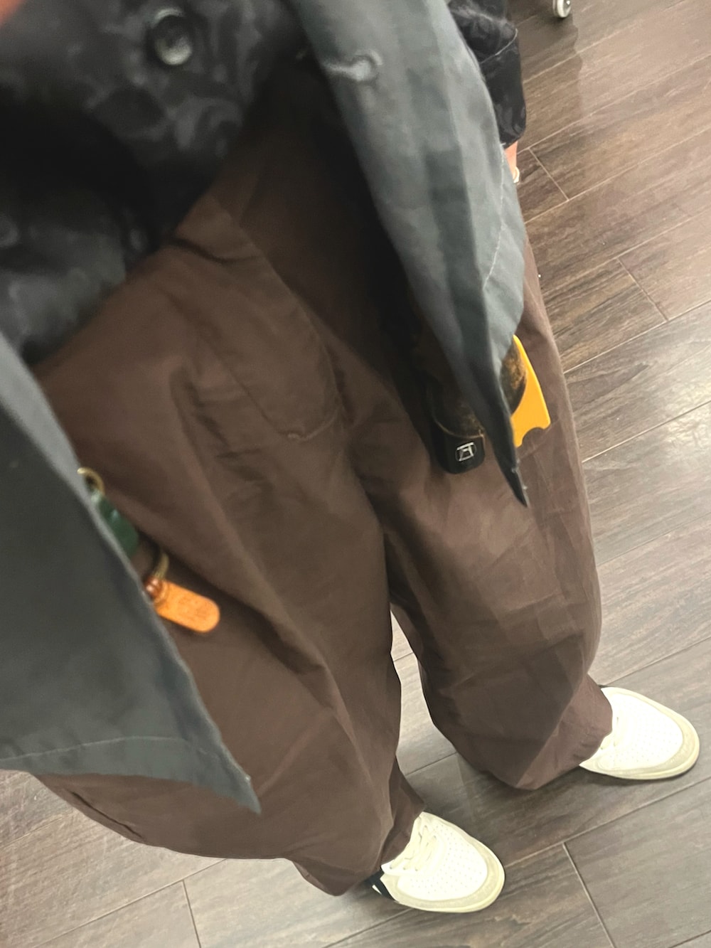 グレー系のテーラードジャケット、パープル系のパンツ、ホワイト系のスニーカーを着用したメンズの春コーディネートの3枚目の写真