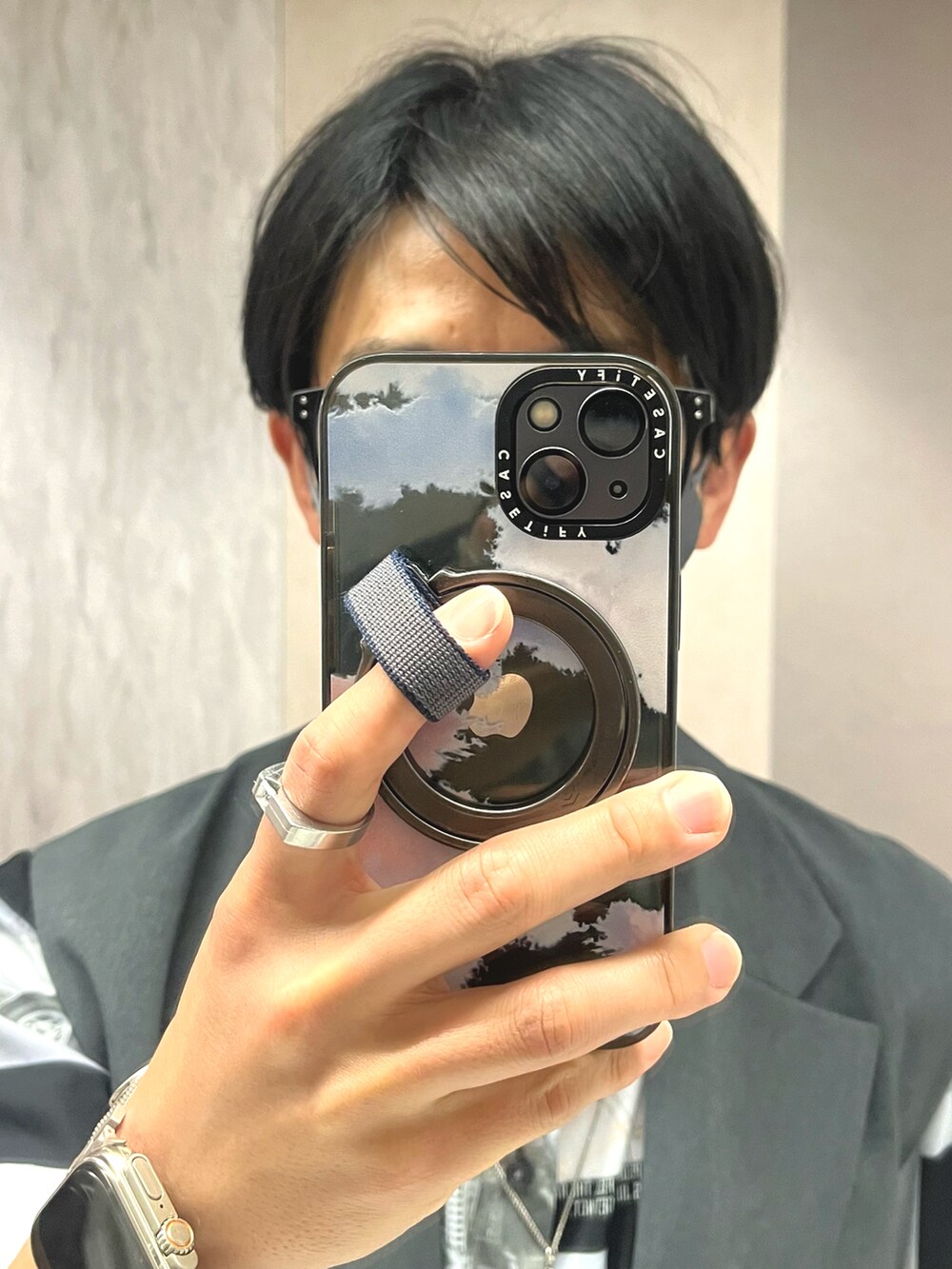 ブラック系のショルダーバッグ、ブラック系のドレスシューズ、ブルー系のデニムパンツを着用したメンズの春コーディネートの4枚目の写真