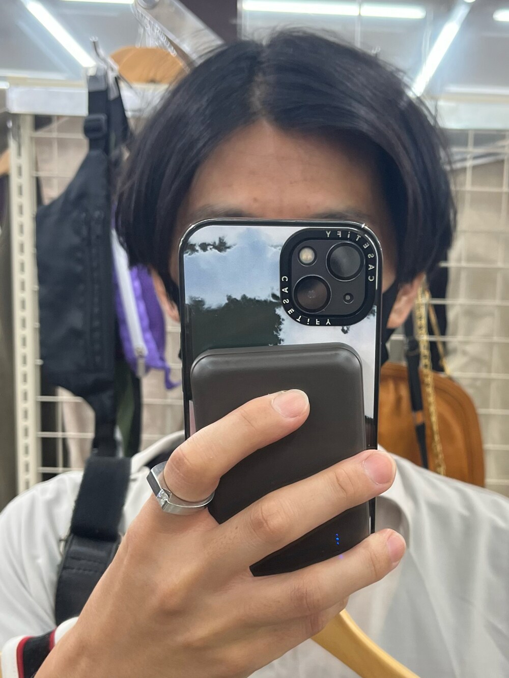 ブルー系のパンツ、ブラック系のサンダル、ブラック系のショルダーバッグを着用したメンズの夏コーディネートの4枚目の写真