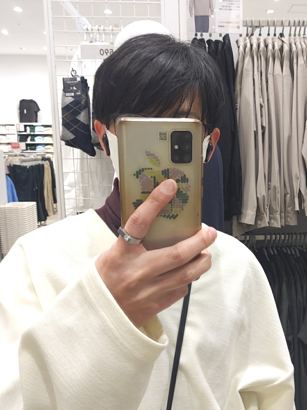 ブラウン系のパンツ、ブラック系のスニーカー、ホワイト系のニット/セーターを着用したメンズの春コーディネートの4枚目の写真