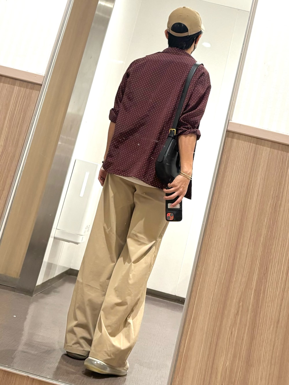ホワイト系のTシャツ/カットソー、レッド系のシャツ/ブラウス、ベージュ系のチノパンツを着用したメンズの秋コーディネートの2枚目の写真
