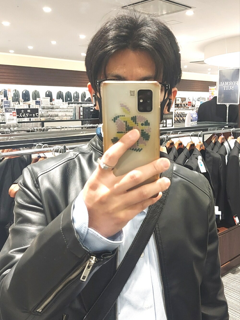 ブラウン系のパンツ、ブラック系のスニーカー、ブラック系のライダースジャケットを着用したメンズの春コーディネートの4枚目の写真