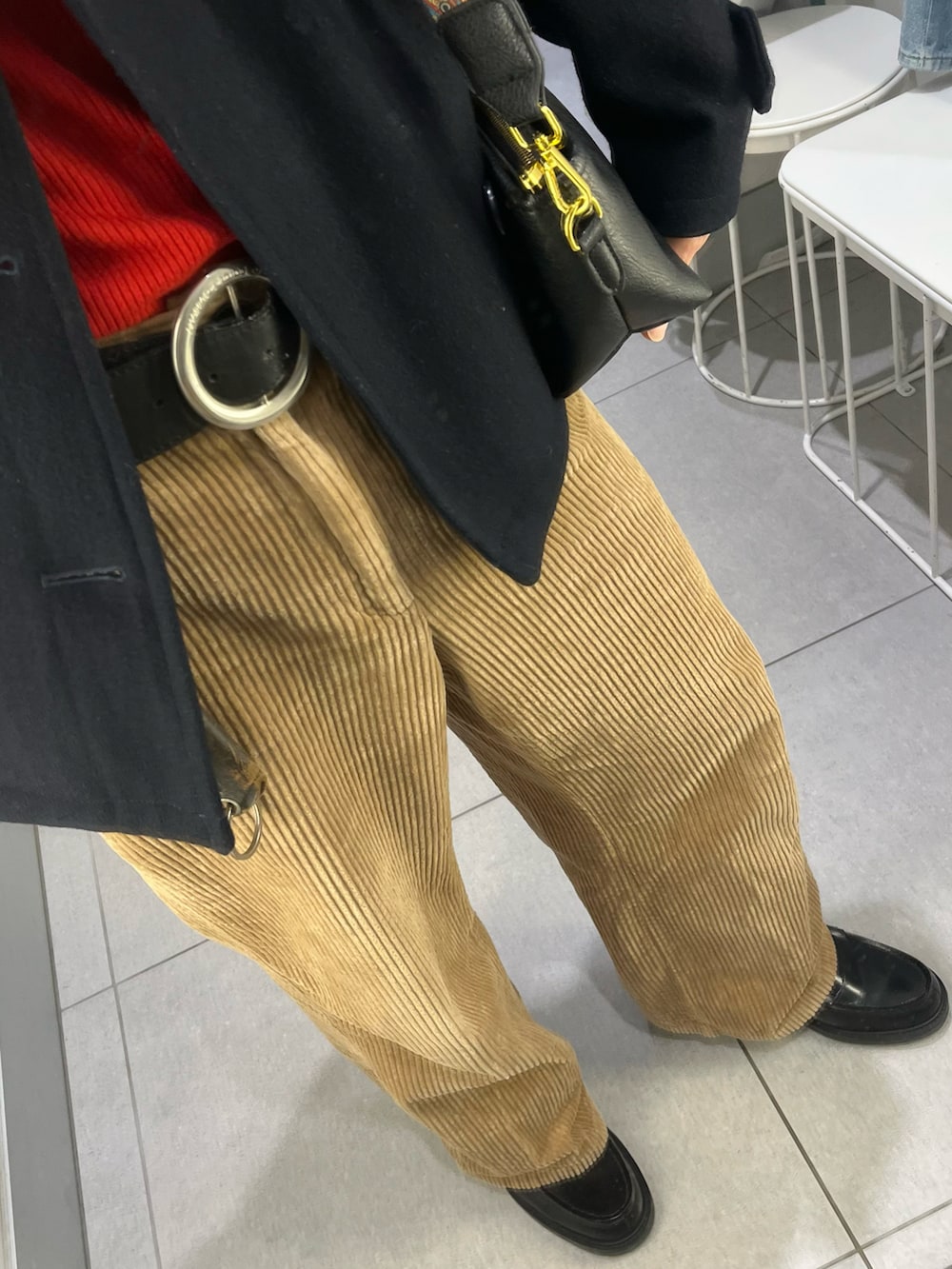 ブラウン系のパンツ、ブラック系のローファー、ブルー系のピーコートを着用したメンズの冬コーディネートの3枚目の写真