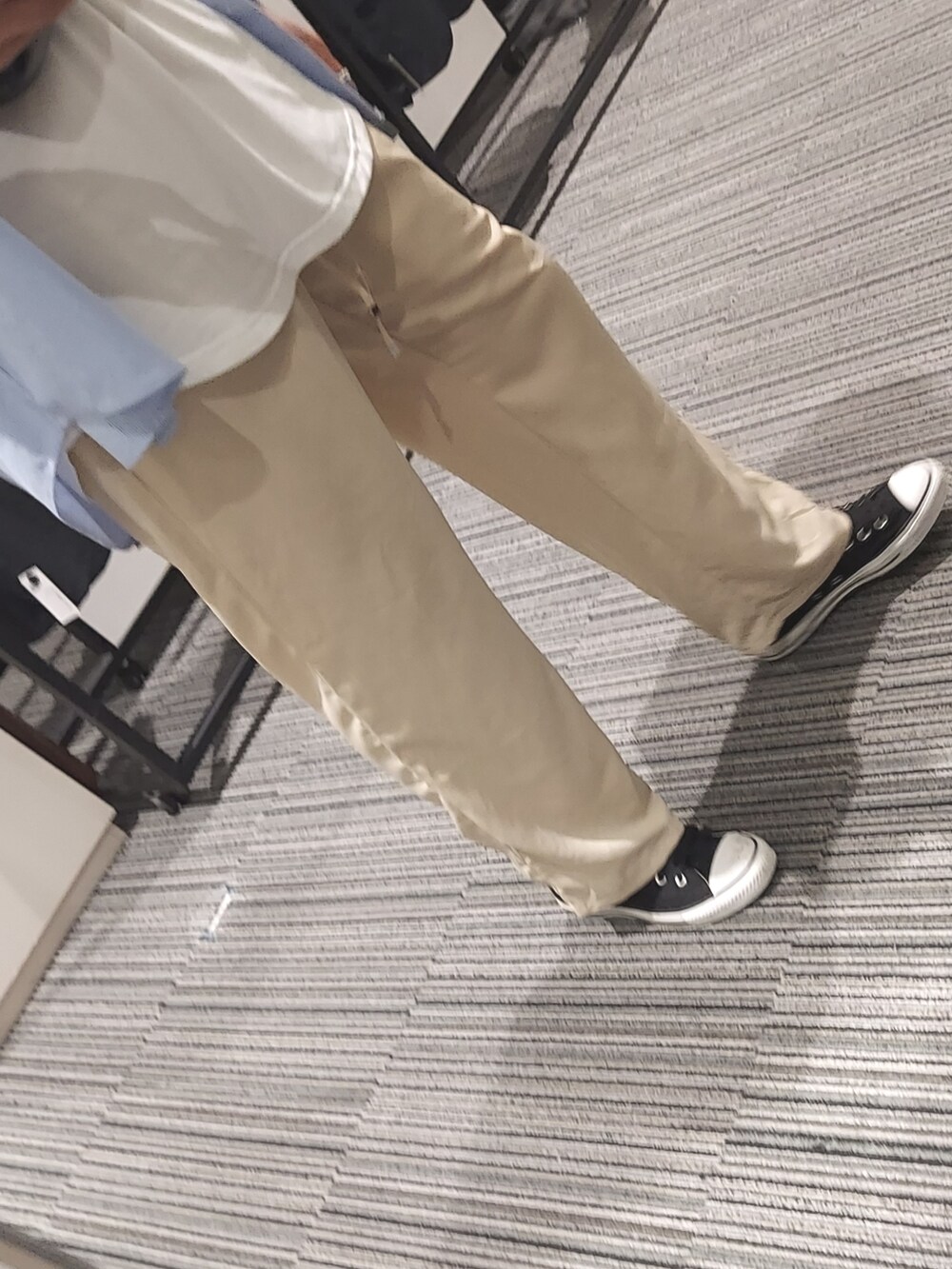 ブラック系のスニーカー、ベージュ系のパンツ、ホワイト系のタンクトップを着用したメンズの秋コーディネートの3枚目の写真