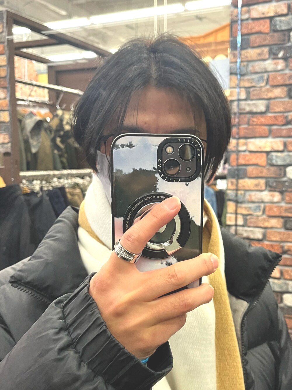 ホワイト系のパンツ、グレー系のスニーカー、ブラック系のショルダーバッグを着用したメンズの秋コーディネートの4枚目の写真