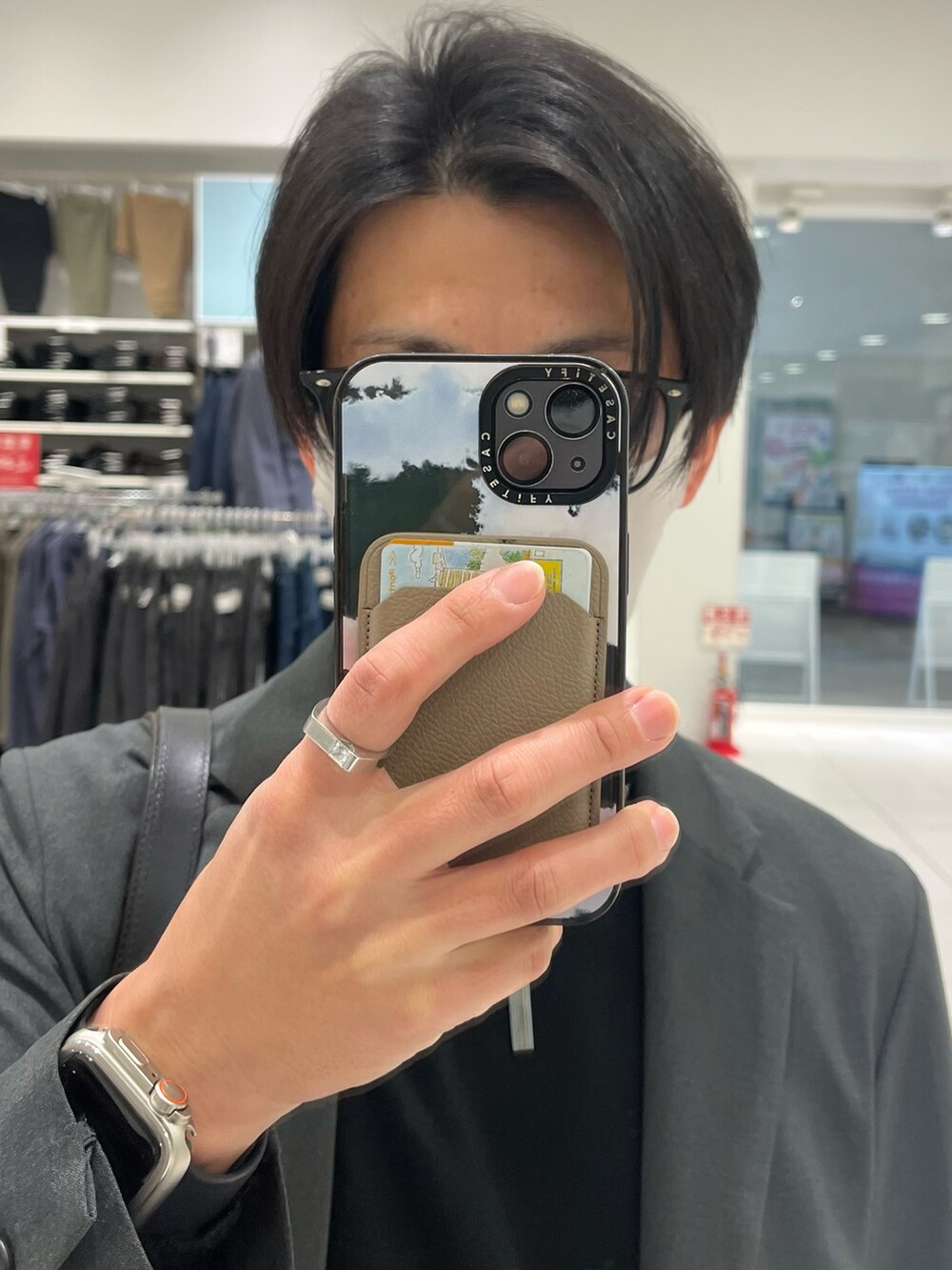 ブラック系のパンツ、ブラック系のローファー、グレー系のテーラードジャケットを着用したメンズの冬コーディネートの4枚目の写真