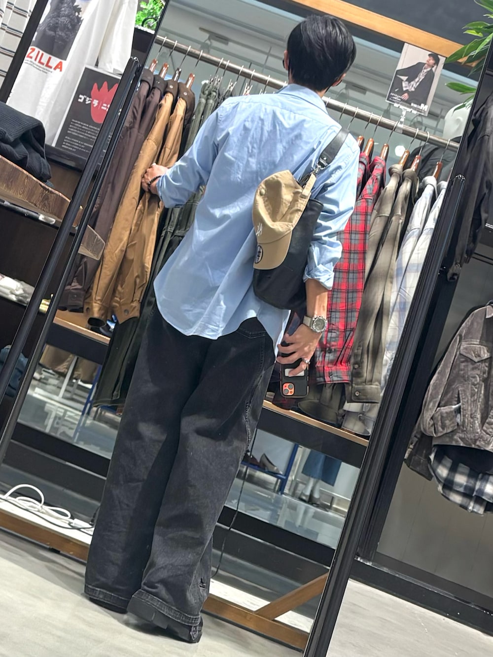 ブルー系のシャツ/ブラウス、ホワイト系のTシャツ/カットソー、ブラック系のデニムパンツを着用したメンズの秋コーディネートの2枚目の写真