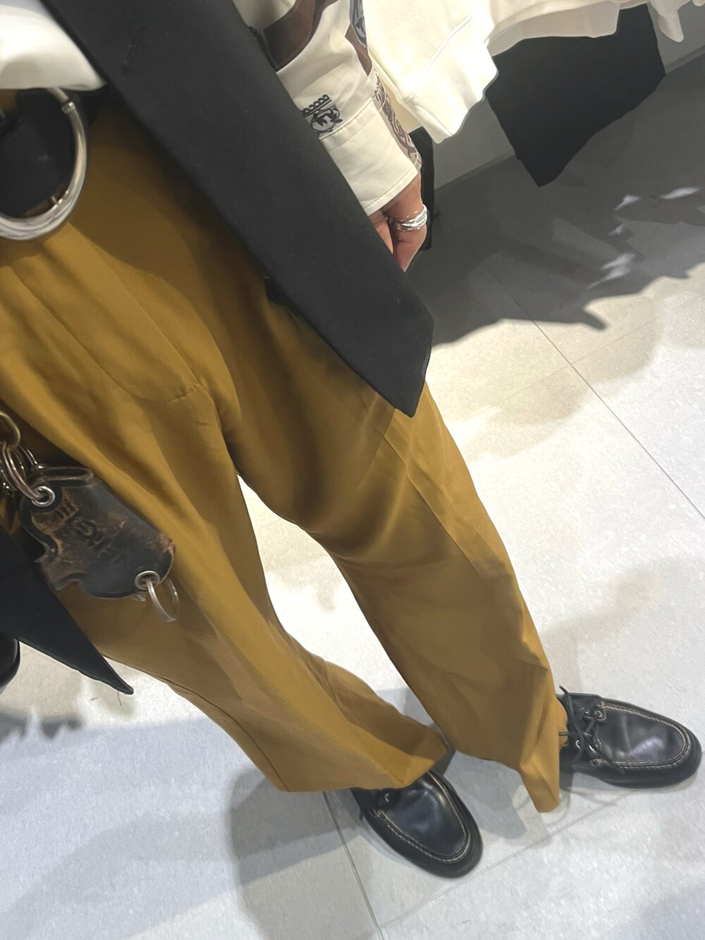 ブラック系のローファー、オレンジ系のパンツ、ホワイト系のシャツ/ブラウスを着用したメンズの秋コーディネートの3枚目の写真