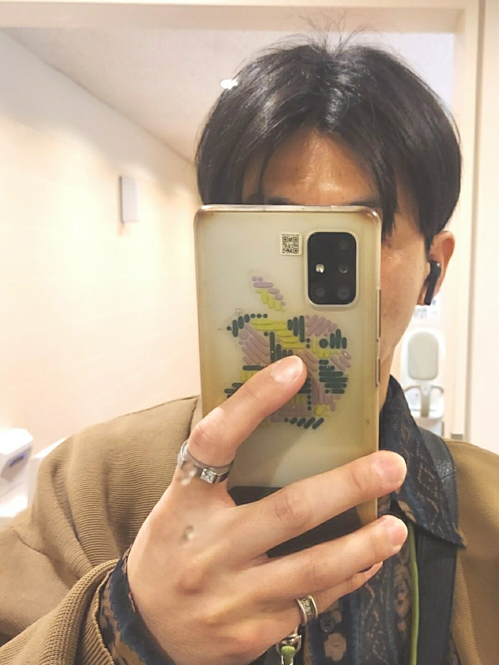 ブラウン系のパンツ、ブラック系のスニーカー、その他のシャツ/ブラウスを着用したメンズの春コーディネートの4枚目の写真