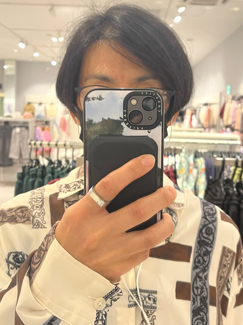 ブラック系のスラックス、ブラック系のサンダル、ブラック系のショルダーバッグを着用したメンズの秋コーディネートの4枚目の写真