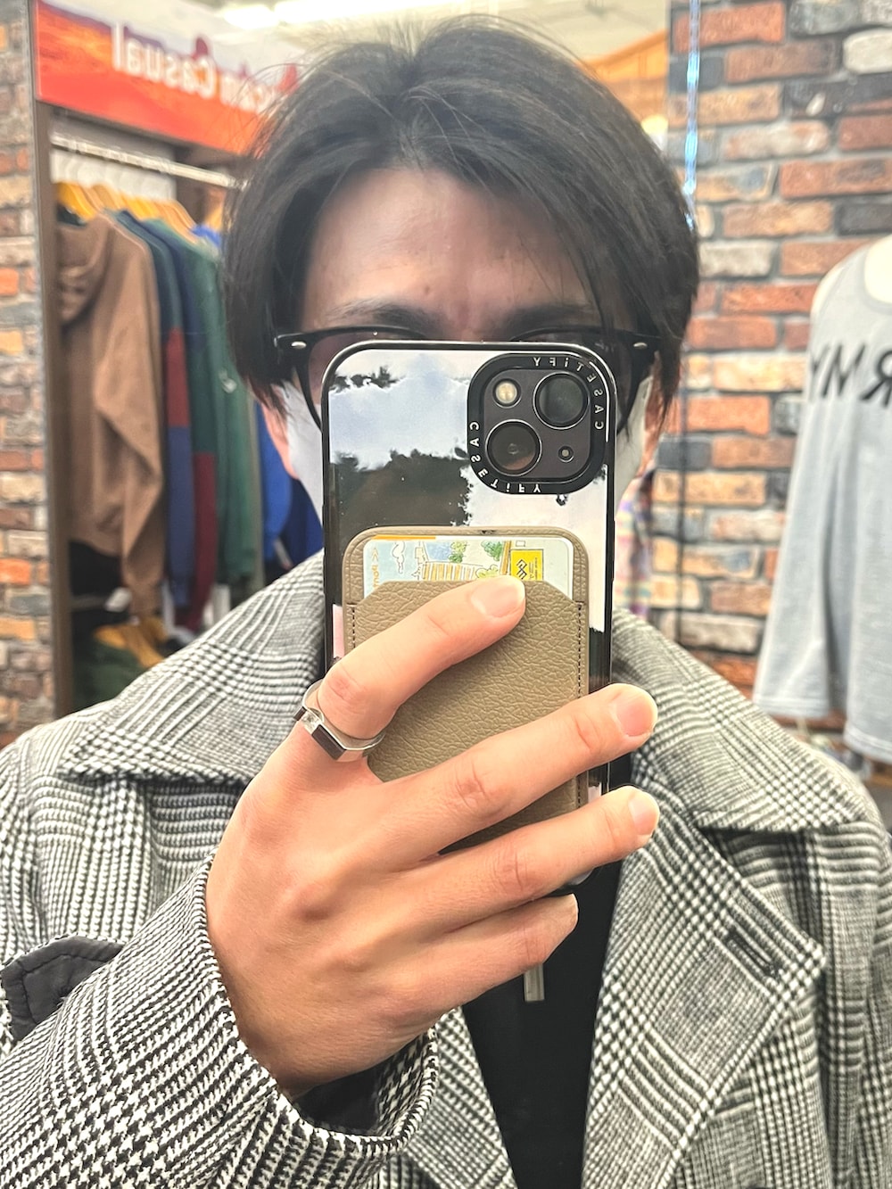 ホワイト系のスニーカー、パープル系のパンツ、ホワイト系のピーコートを着用したメンズの冬コーディネートの5枚目の写真