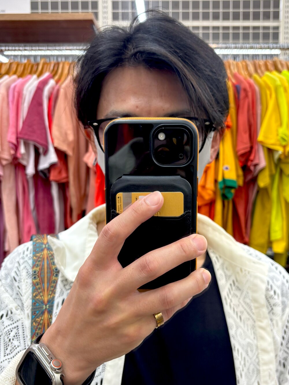 ベージュ系のチノパンツ、ブラック系のサンダル、ブラック系のTシャツ/カットソーを着用したメンズの夏コーディネートの4枚目の写真