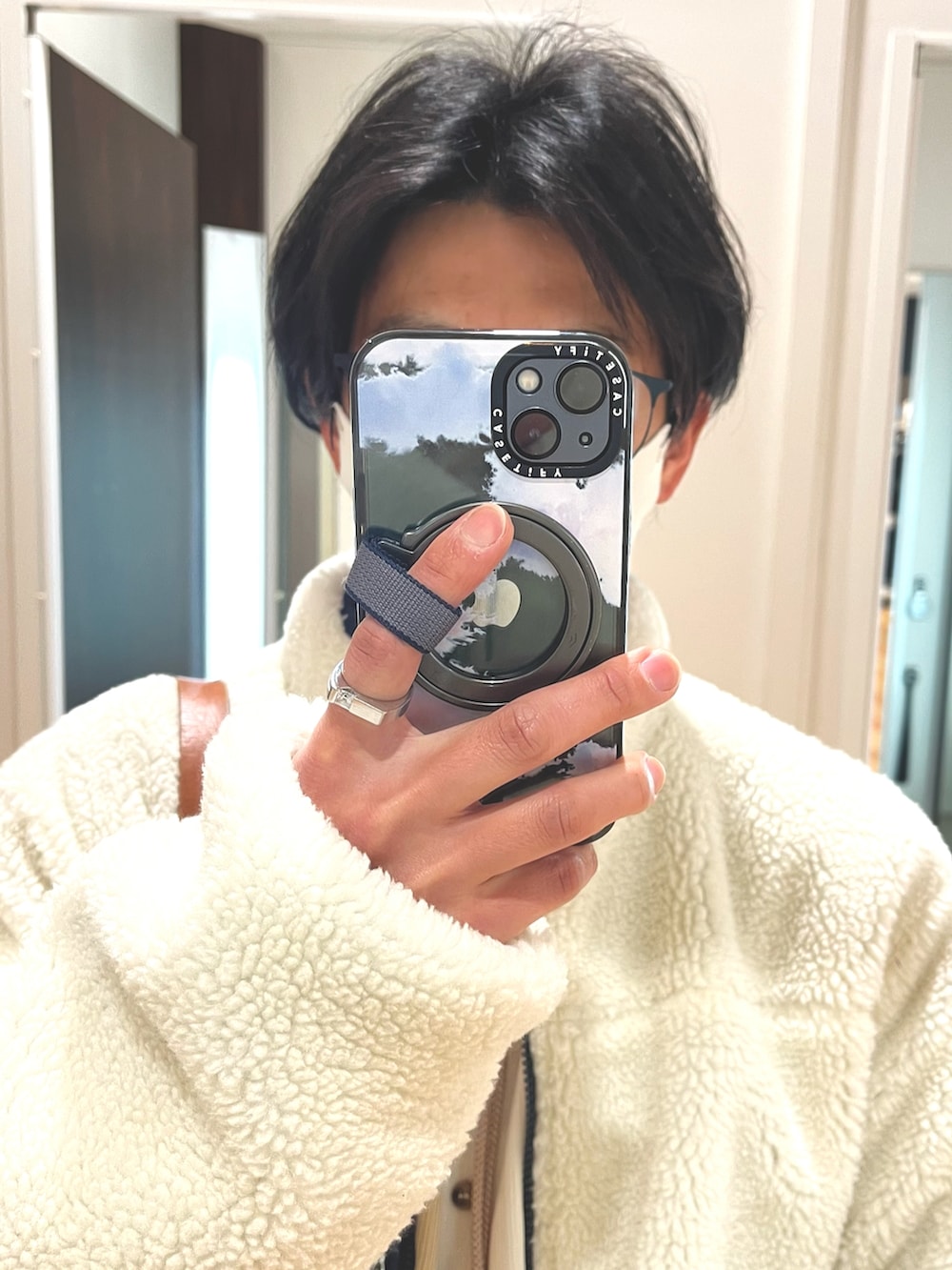 ブラウン系のパンツ、ホワイト系のスニーカー、ブラウン系のボディバッグ/ウエストポーチを着用したメンズの冬コーディネートの4枚目の写真
