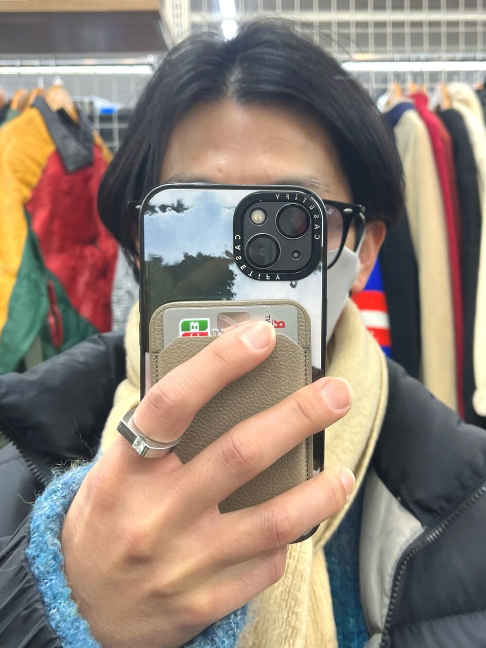 ブラック系のダウンジャケット/コート、ブルー系のニット/セーター、ベージュ系のパンツを着用したメンズの冬コーディネートの4枚目の写真