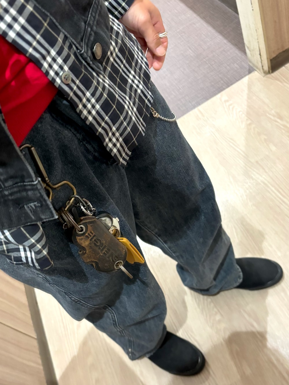 その他のシャツ/ブラウス、レッド系のニット/セーター、ブラック系のシャツ/ブラウスを着用したメンズの秋コーディネートの3枚目の写真