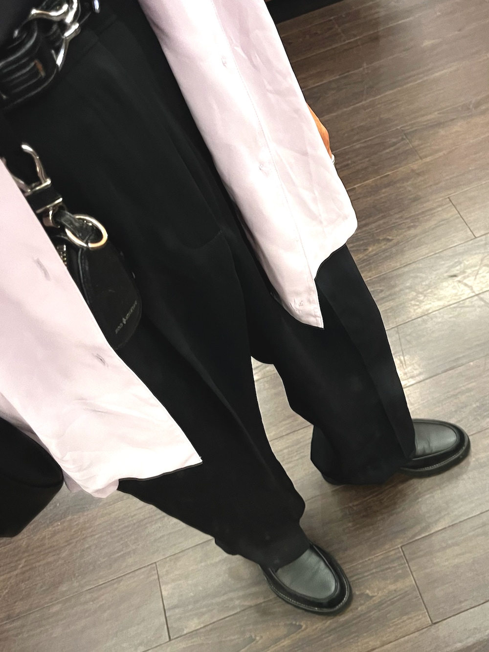 ブラック系のドレスシューズ、グレー系のスラックス、ブラック系のショルダーバッグを着用したメンズの秋コーディネートの3枚目の写真