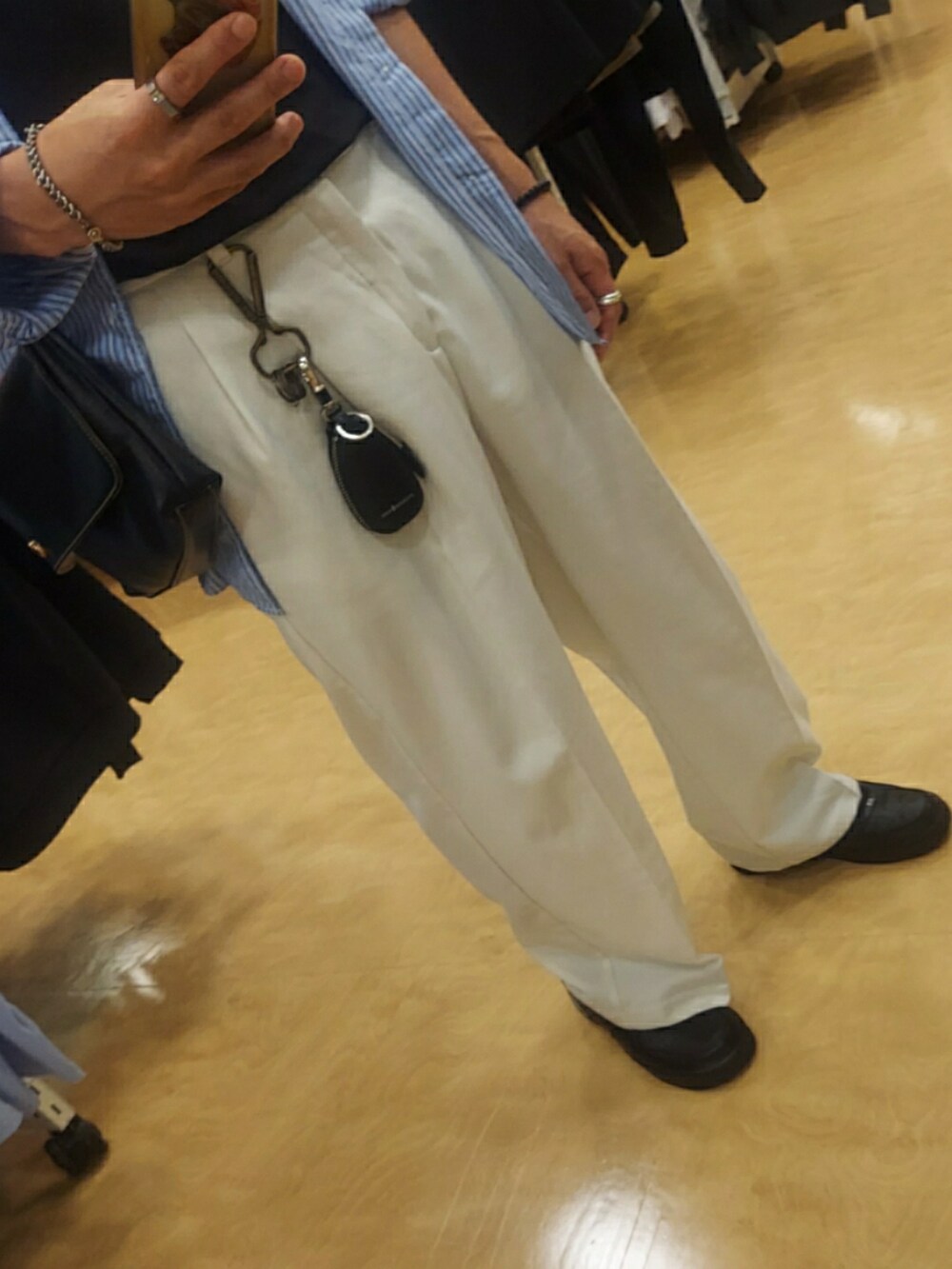 ホワイト系のパンツ、ブラック系のローファー、ブラック系のTシャツ/カットソーを着用したメンズの秋コーディネートの3枚目の写真