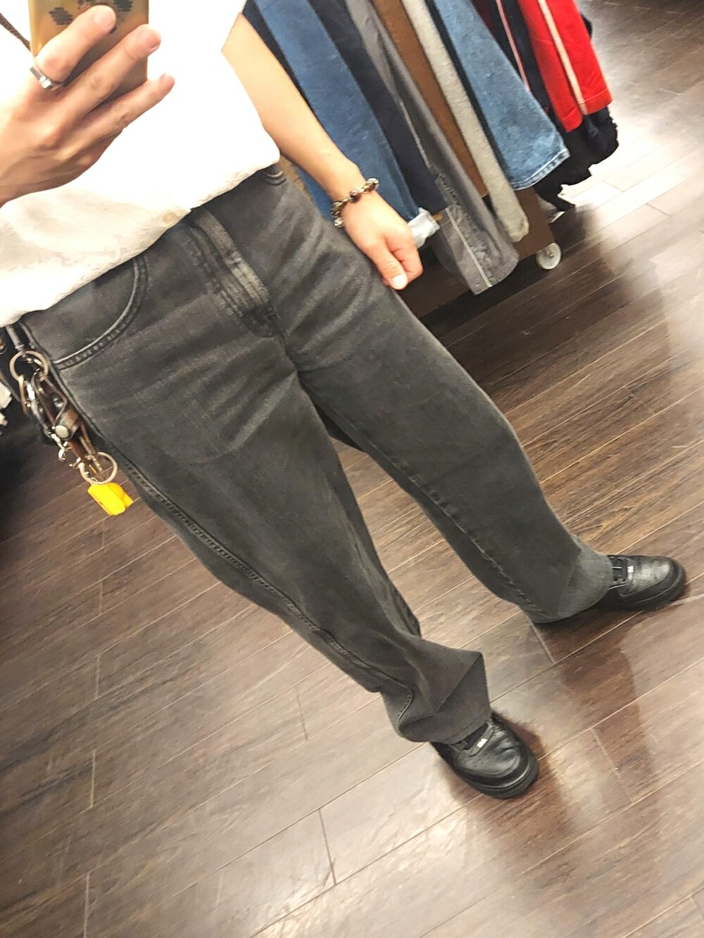 ブラック系のパンツ、ブラック系のスニーカー、ホワイト系のシャツ/ブラウスを着用したメンズの夏コーディネートの3枚目の写真