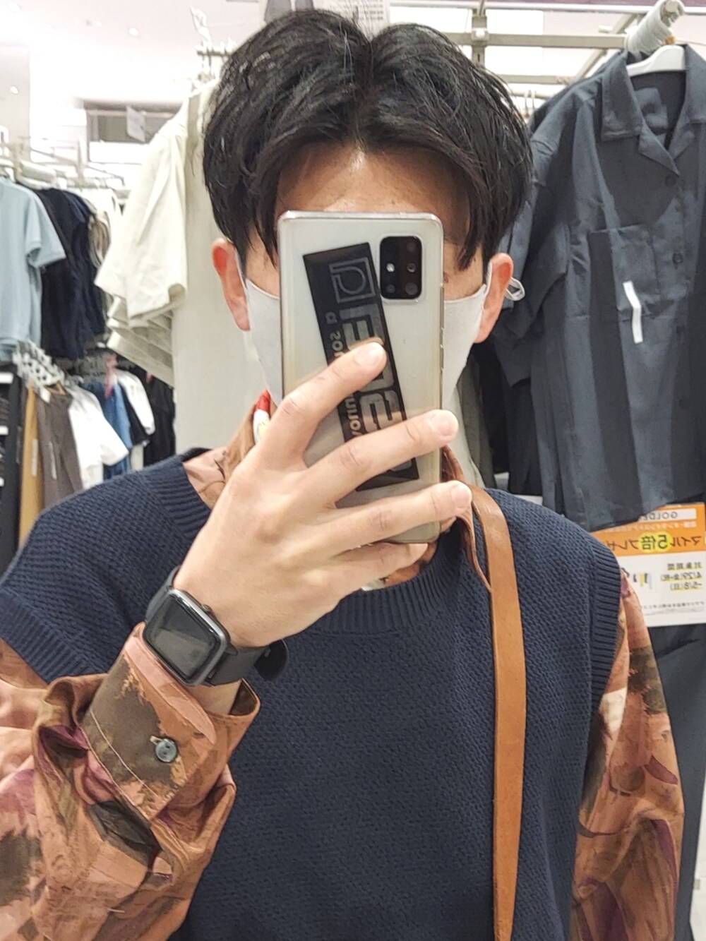 ホワイト系のその他パンツ、ホワイト系のスニーカー、ブラウン系のボディバッグ/ウエストポーチを着用したメンズの春コーディネートの4枚目の写真