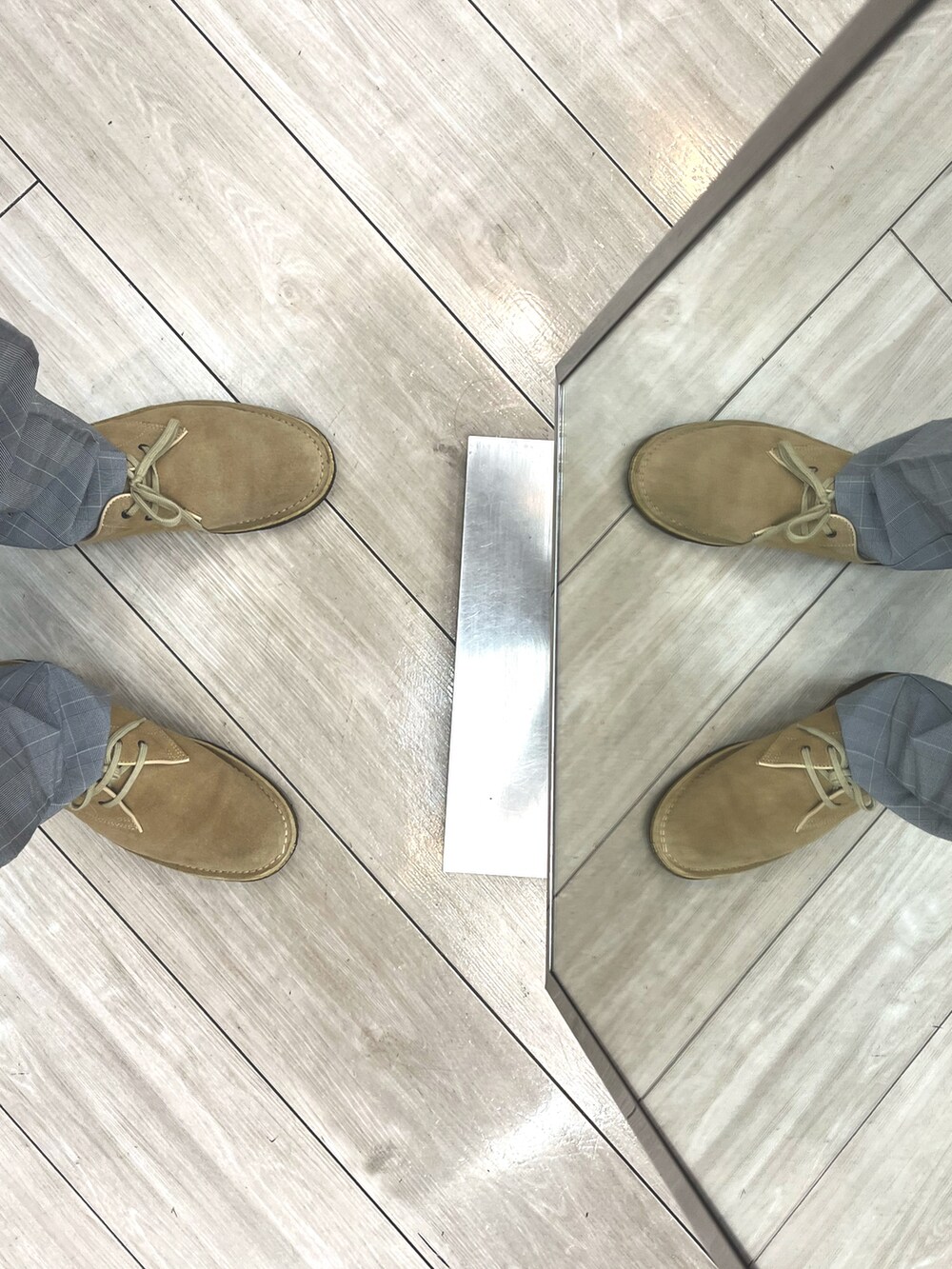 グレー系のスラックス、ベージュ系のシューズ、ベージュ系のバッグを着用したメンズの秋コーディネートの5枚目の写真