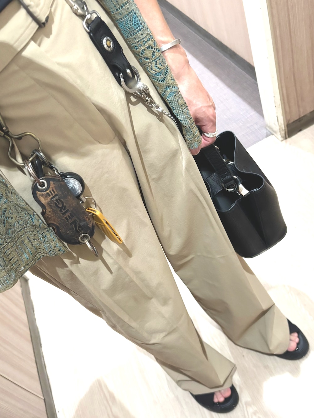 ブラック系のサンダル、ベージュ系のチノパンツ、グリーン系のシャツ/ブラウスを着用したメンズの夏コーディネートの3枚目の写真