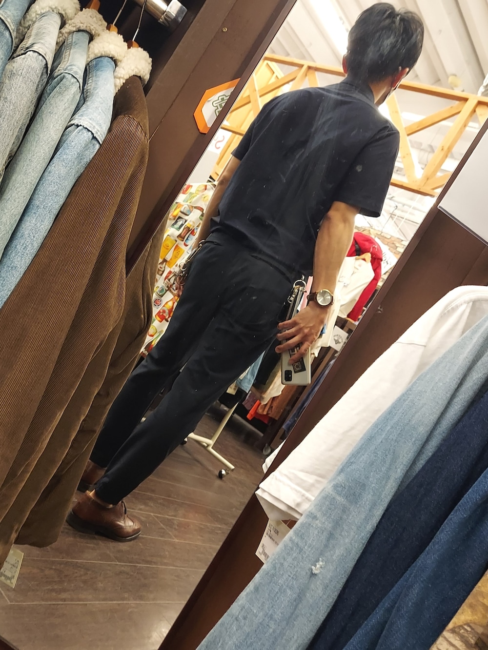 ブルー系のパンツ、ブラウン系のドレスシューズ、ブルー系のネクタイを着用したメンズの夏コーディネートの2枚目の写真