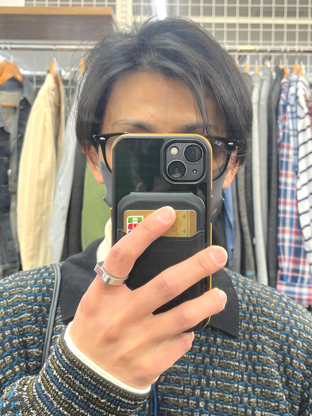 グレー系のスラックス、ブラック系のドレスシューズ、その他のニット/セーターを着用したメンズの春コーディネートの4枚目の写真