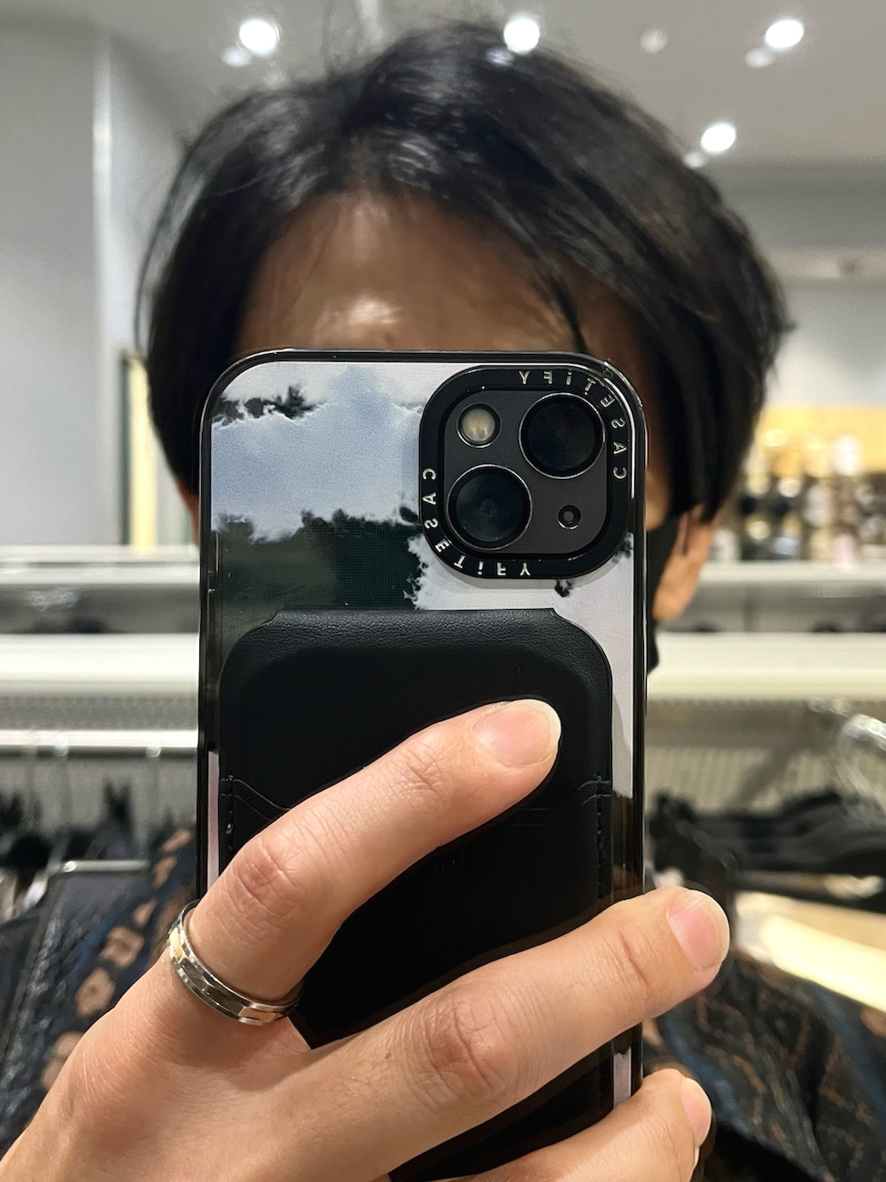 グリーン系のカーゴパンツ、ブラック系のスニーカー、その他のシャツ/ブラウスを着用したメンズの秋コーディネートの4枚目の写真